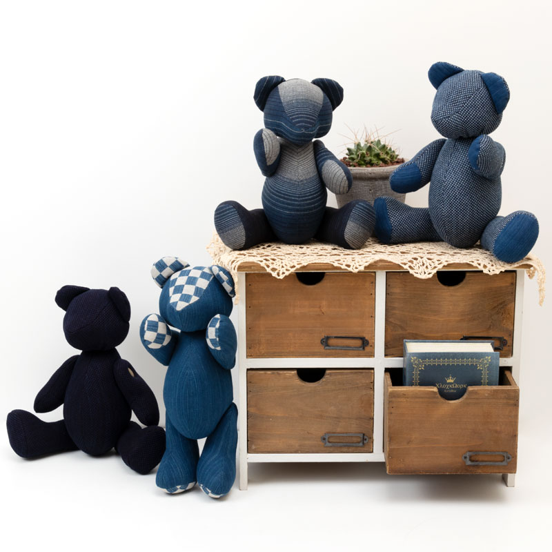 小島屋 藍染めベア あいくま グラデーション ブラックブルー 武州正藍染の置物 クマの人形 テディベア 埼玉県の工芸品 Bear Doll Made Of Indigo Dye Fabric Saitama Craft ブランド別カテゴリー 2 小島屋 武州正藍染 こだわりの和雑貨 和敬静寂