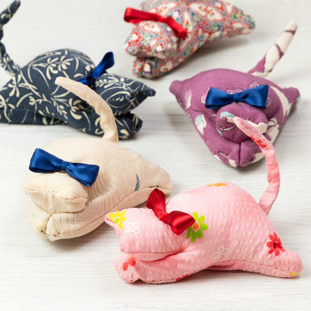 伏せねこクリップ12 猫洗濯ばさみ 就労継続支援事業所で製作した和柄アイテム 古布リサイクル品 和風 手作り