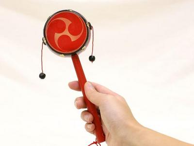でんでん太鼓・巴 昔ながらの定番民芸玩具 高めの音がカンカン鳴ります 出産祝い 御宮参り 赤ちゃんのおもちゃ