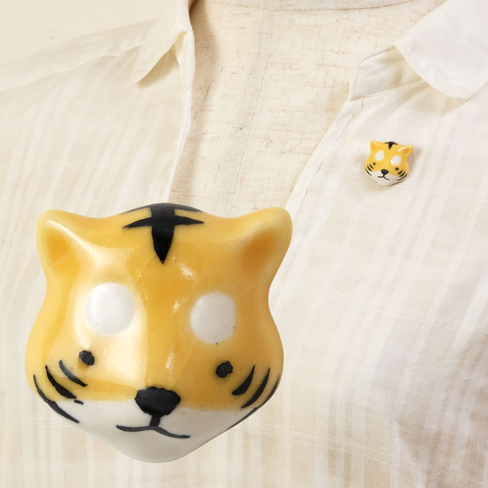 イホシロ窯 アクセサリー トラ ピンバッジ ブローチ 帯留め 美濃焼 岐阜県の工芸品 Minoyaki accessory, Gifu craft