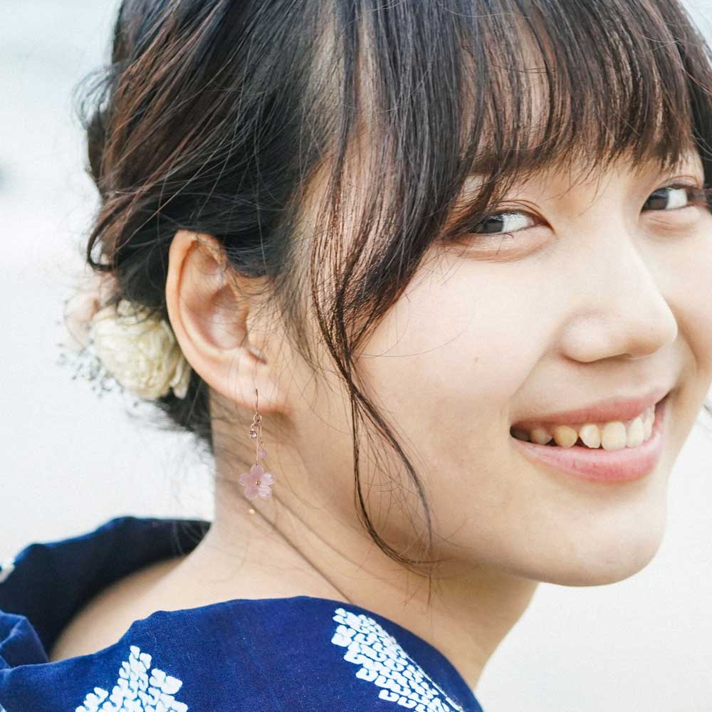 アクセソワール 桜のピアス 枝垂れ桜 (P2) 桜ゆらり、耳元に春色
