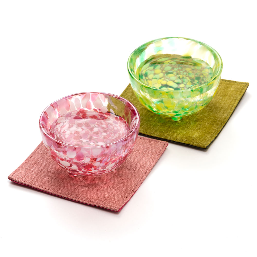 津軽びいどろ盃セット 春花と新芽 布製ミニコースター付きペアセット 百道発信 四季彩 Sake cup and cloth coaster set