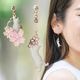 アクセソワール　桜とぶら下がり猫のイヤリング　桜ゆらり、耳元に春色のきらめき　アレルギー反応の出にくい樹脂ノンホール　チャーム24mm・37mm　日本製