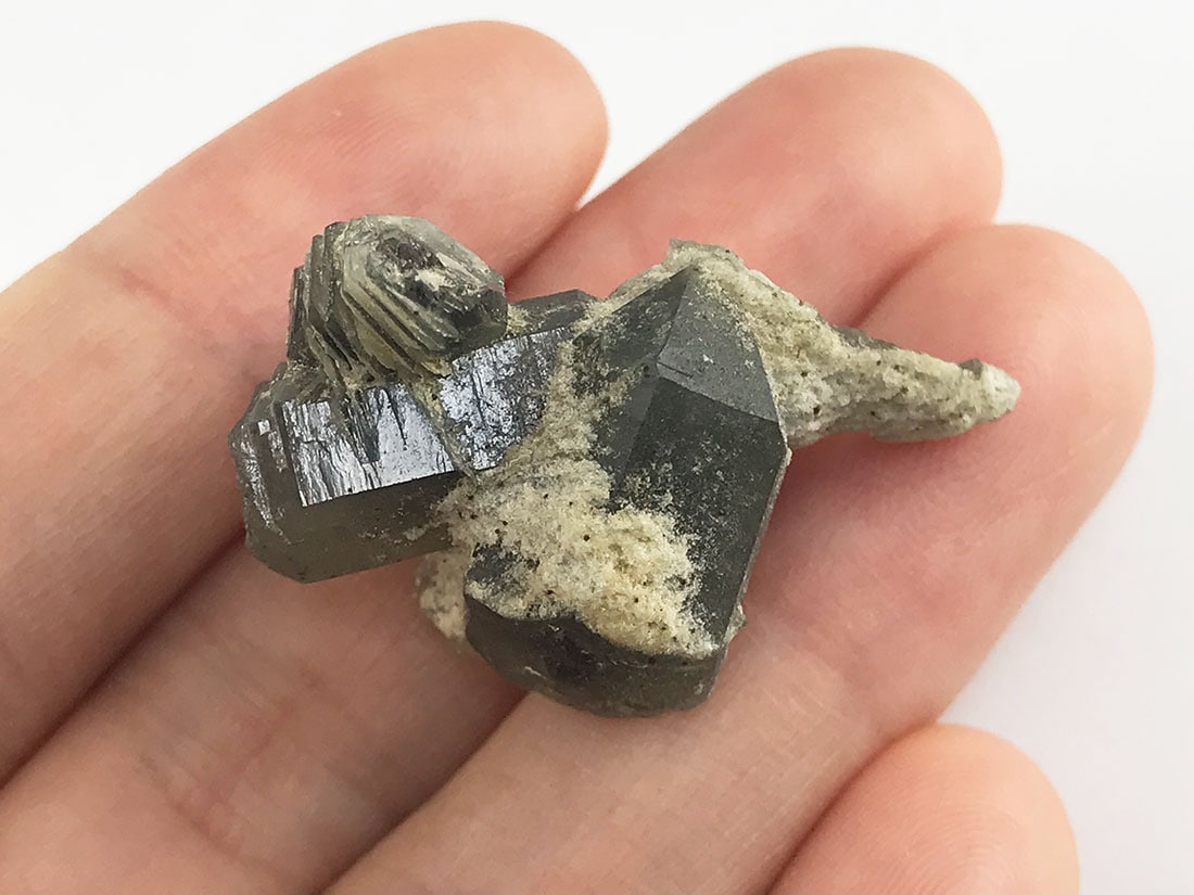 内モンゴル産 ヘデンバーガイトinクォーツ（インターフェレンス）/Hedenbergite in Quartz