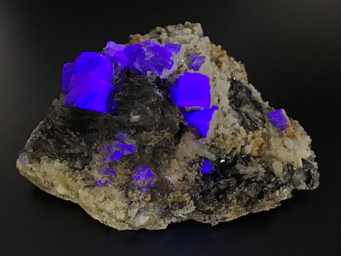 内モンゴル産フローライトwithビスマシナイト