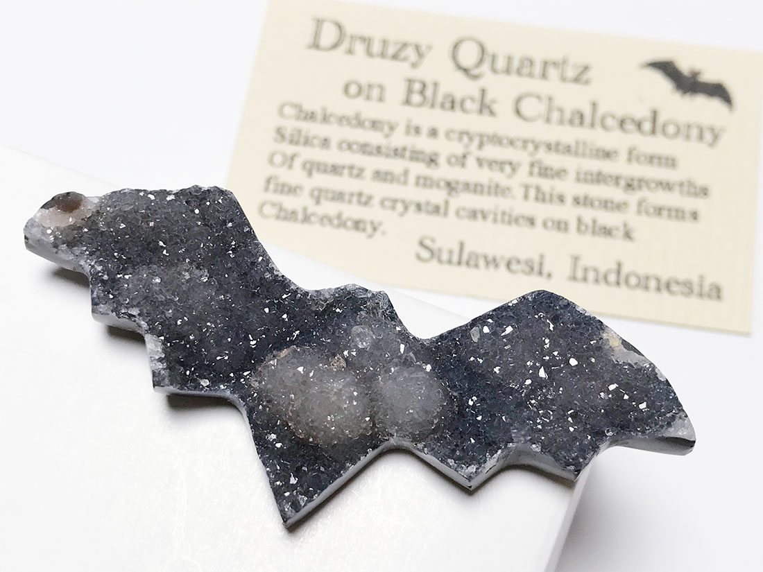 ドゥルージークォーツonブラックカルセドニー コウモリ/Druzy Quartz on Black Chalcedony