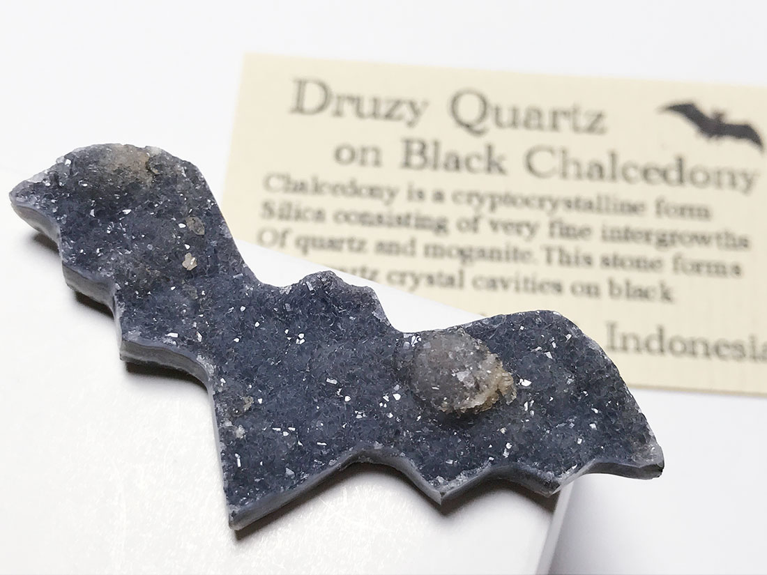 ドゥルージークォーツonブラックカルセドニー コウモリ/Druzy Quartz on Black Chalcedony
