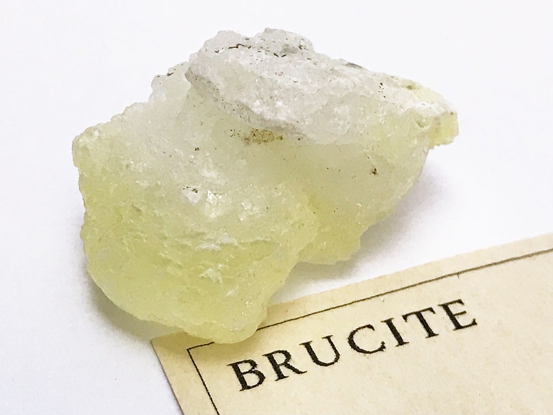 パキスタン産イエローブルーサイト/Brucite (水滑石)