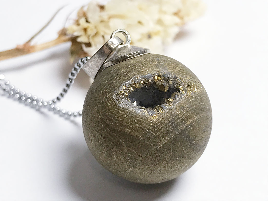 レインボーオーラクォーツ丸型ペンダントトップ