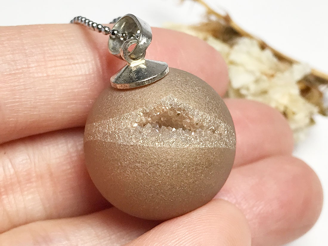 レインボーオーラクォーツ丸型ペンダントトップ