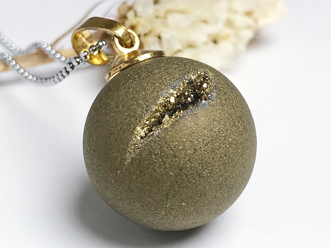 レインボーオーラクォーツ丸型ペンダントトップ