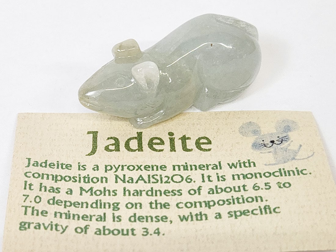 翡翠 ねずみ彫刻