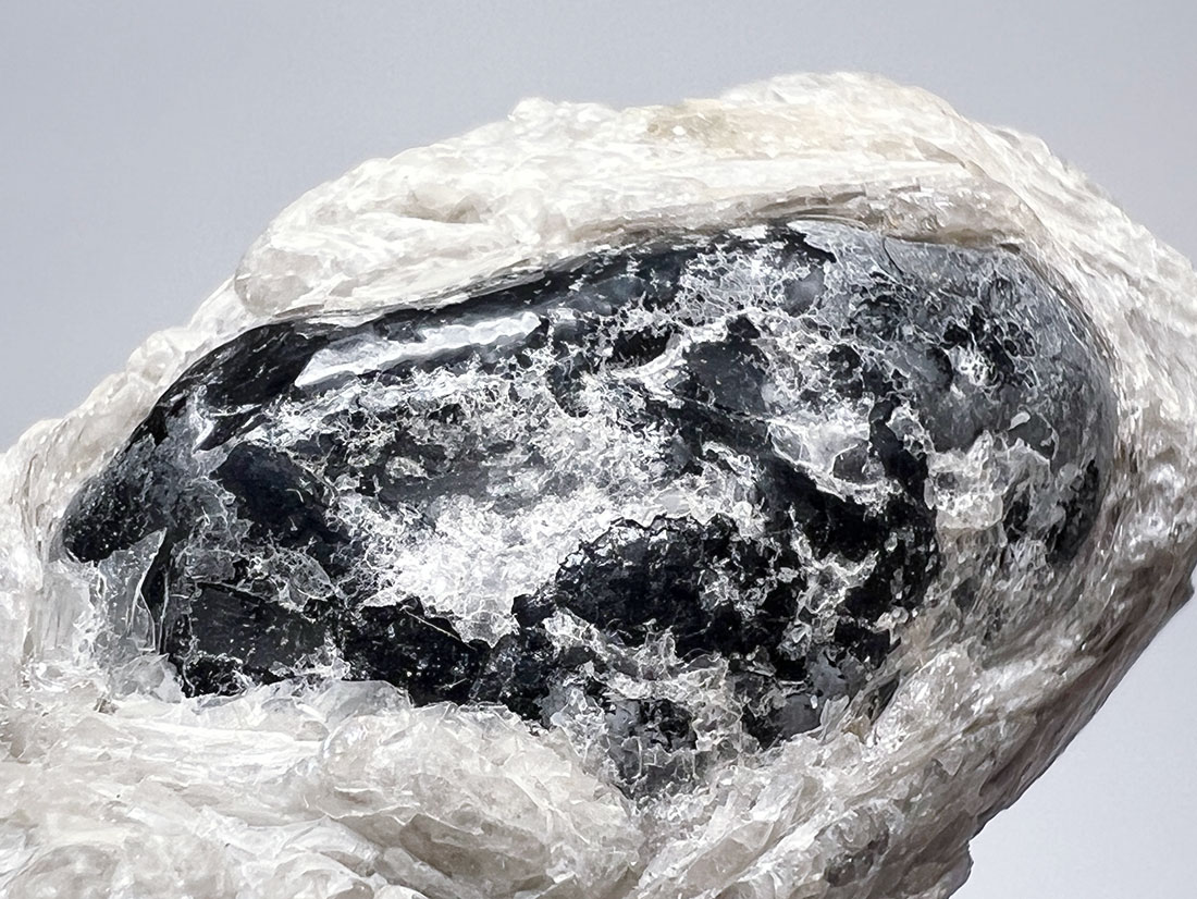 アリゾナ州産オブシディアン【アパッチティアーズ】