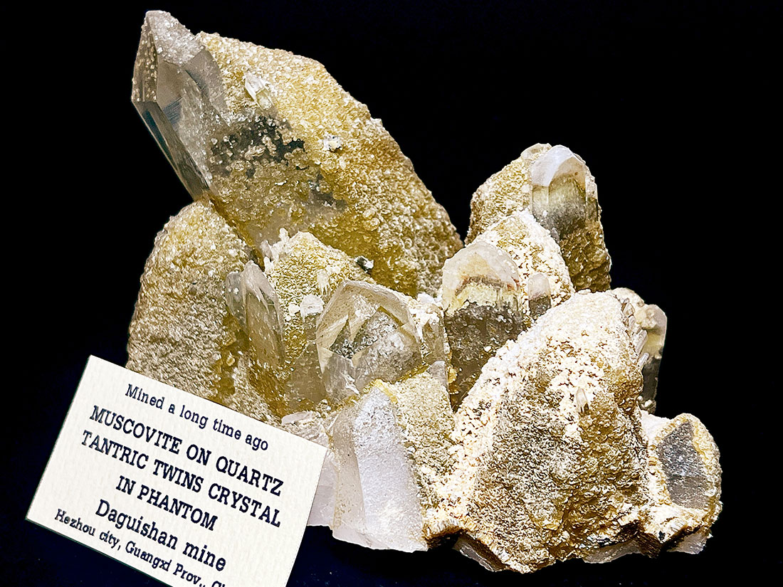 モスコバイトオンクォーツ/Muscovite on Quartz Tantric Twins Crystal in Phantom