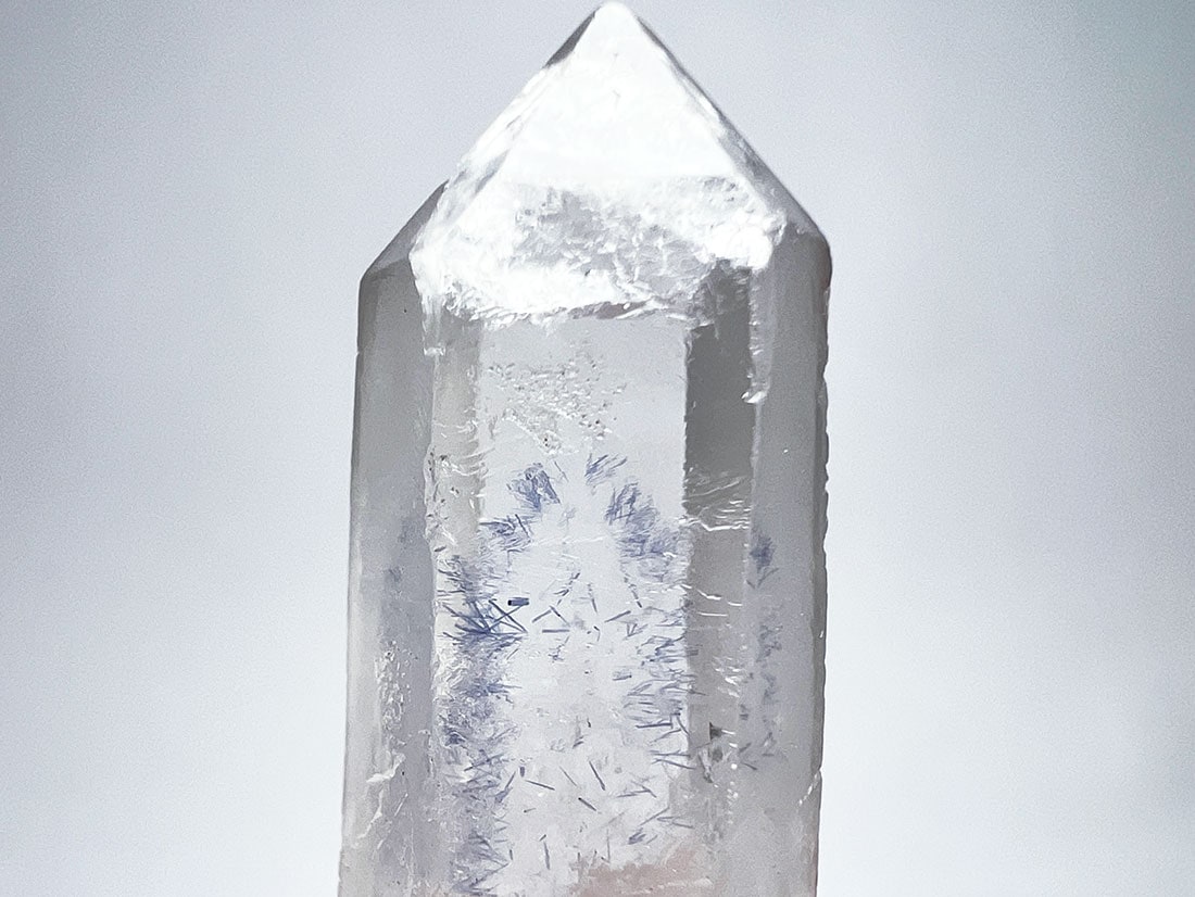 ブラジル産 デュモルチェライトinクォーツ / Dumortierite in Quartz