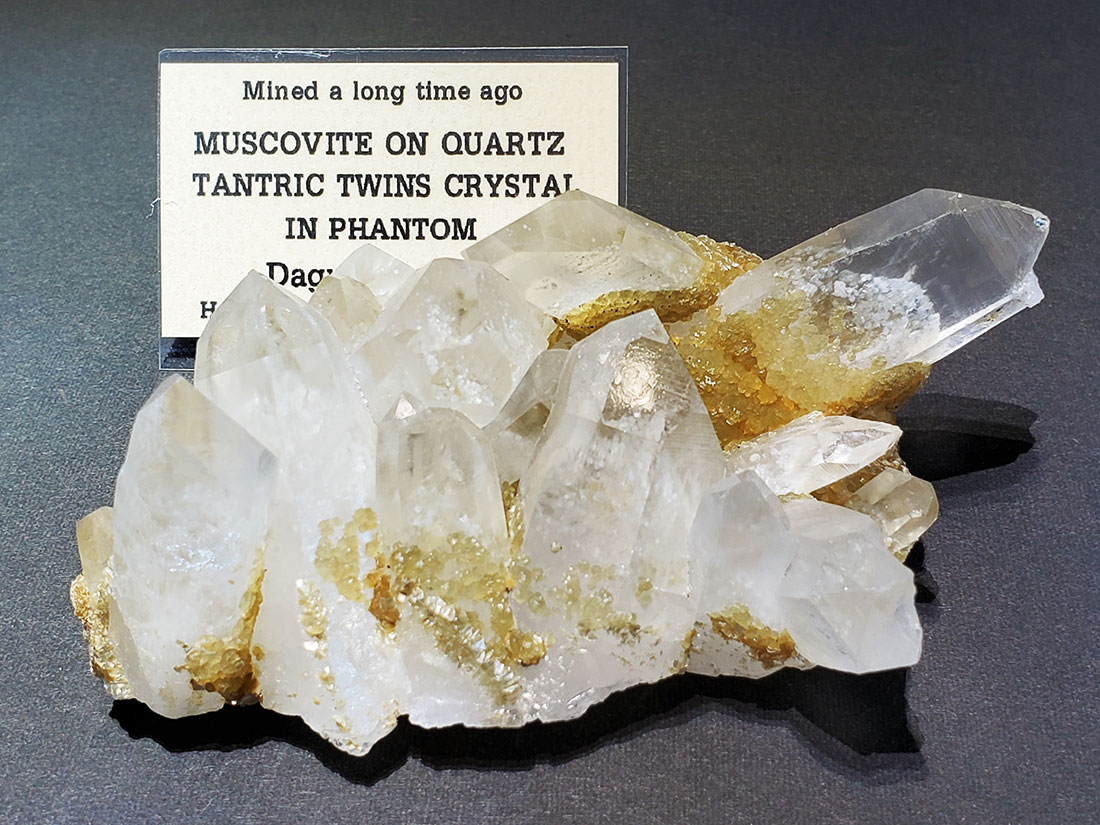 モスコバイトオンクォーツ/Muscovite on Quartz Tantric Twins Crystal in Phantom