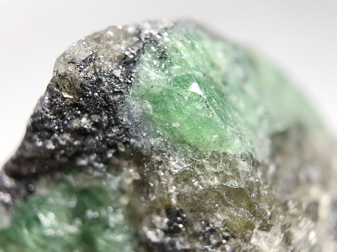 タンザニア産ツァボライト(グリーンガーネット)