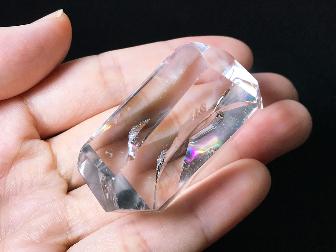 ブラジル産アイリスクォーツ(レインボークォーツ)の大きいルース 3⁄2