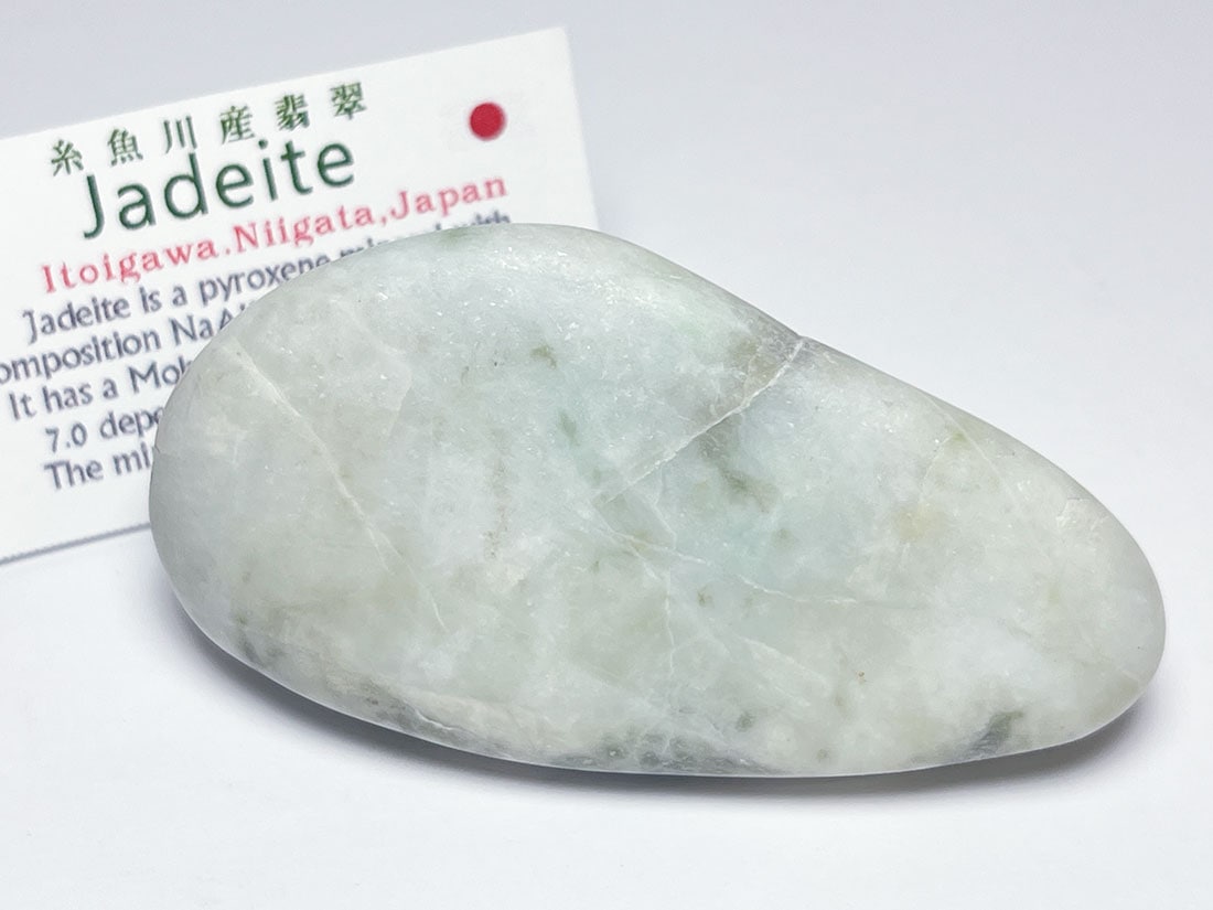 送料無料古い新潟糸魚川翡翠A貨彫刻観音立像 鑑定書付 31.5ｃｍ/1963ｇ 送料無料古い新潟糸魚川翡翠A貨彫刻観音立像 鑑定書付 31.5cm