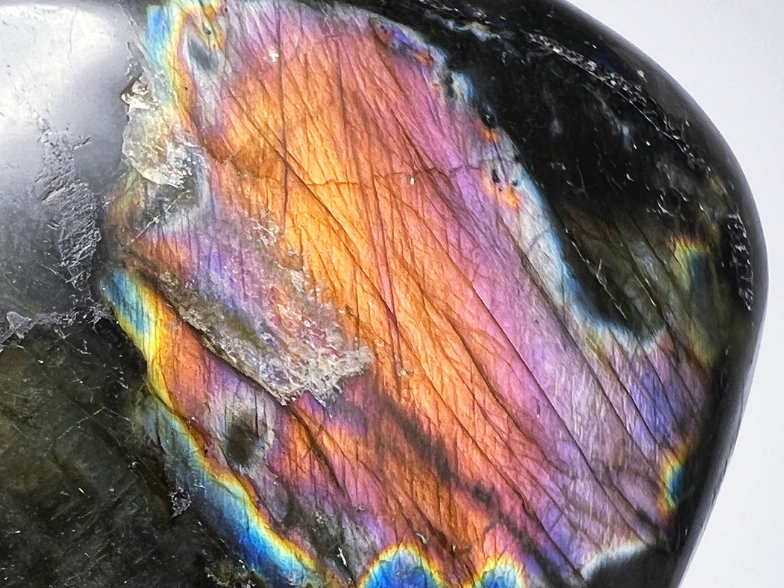 マダガスカル産ラブラドライト タンブル