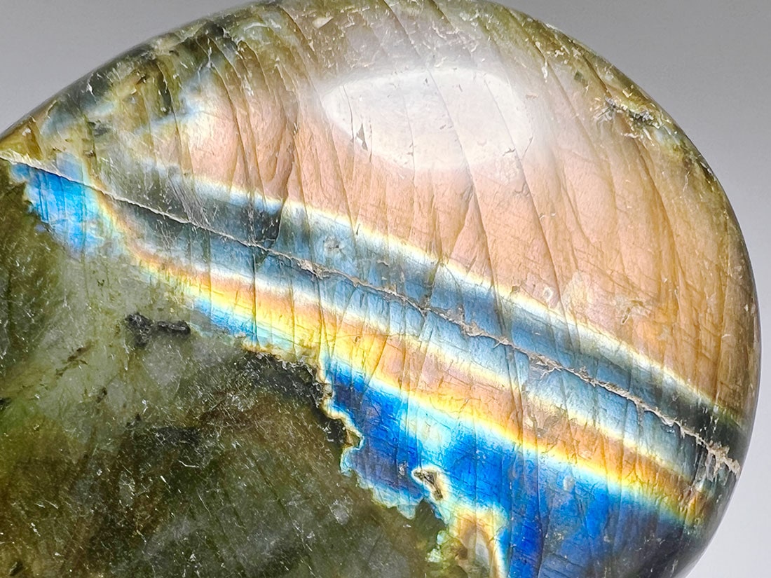 マダガスカル産ラブラドライト タンブル