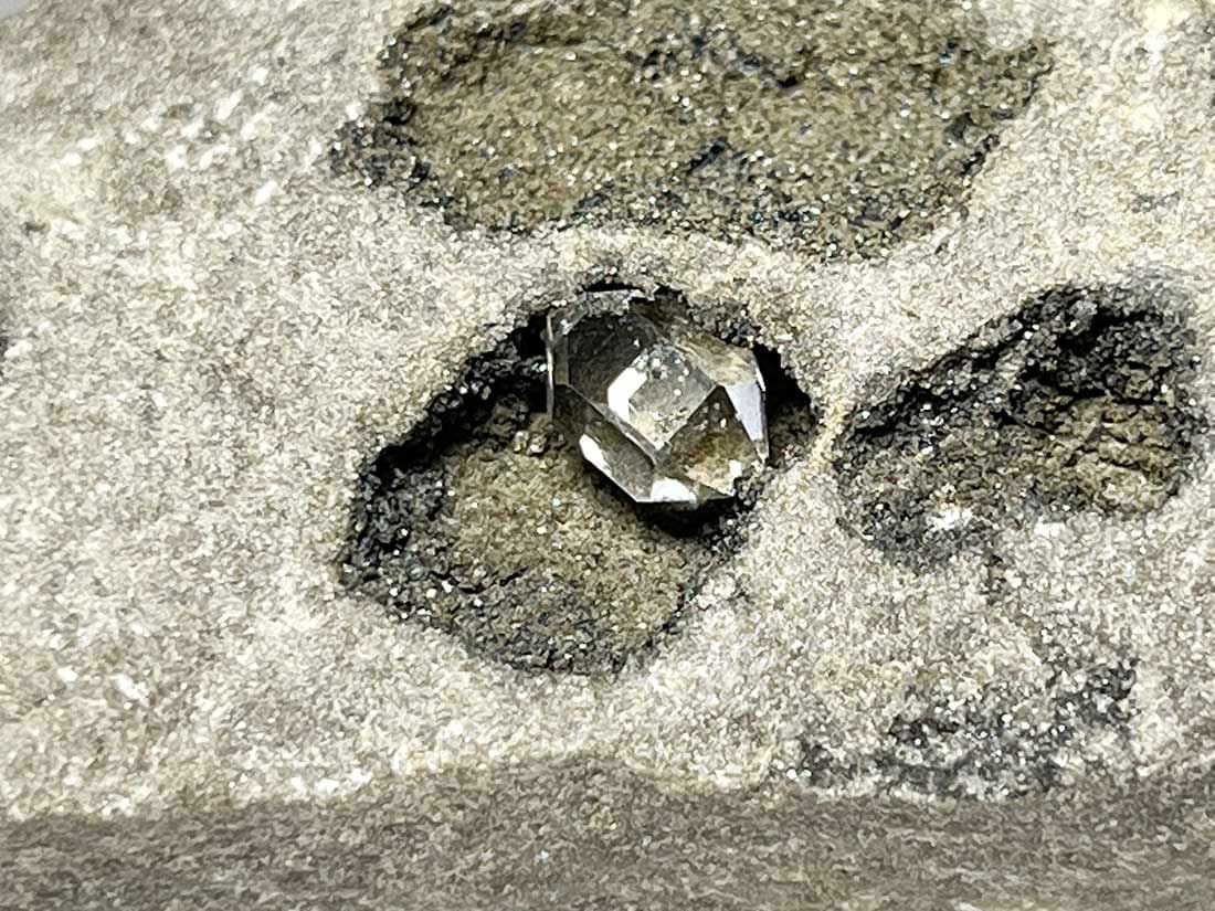 アメリカ ニューヨーク州産 ハーキマーダイヤモンド 母岩付き