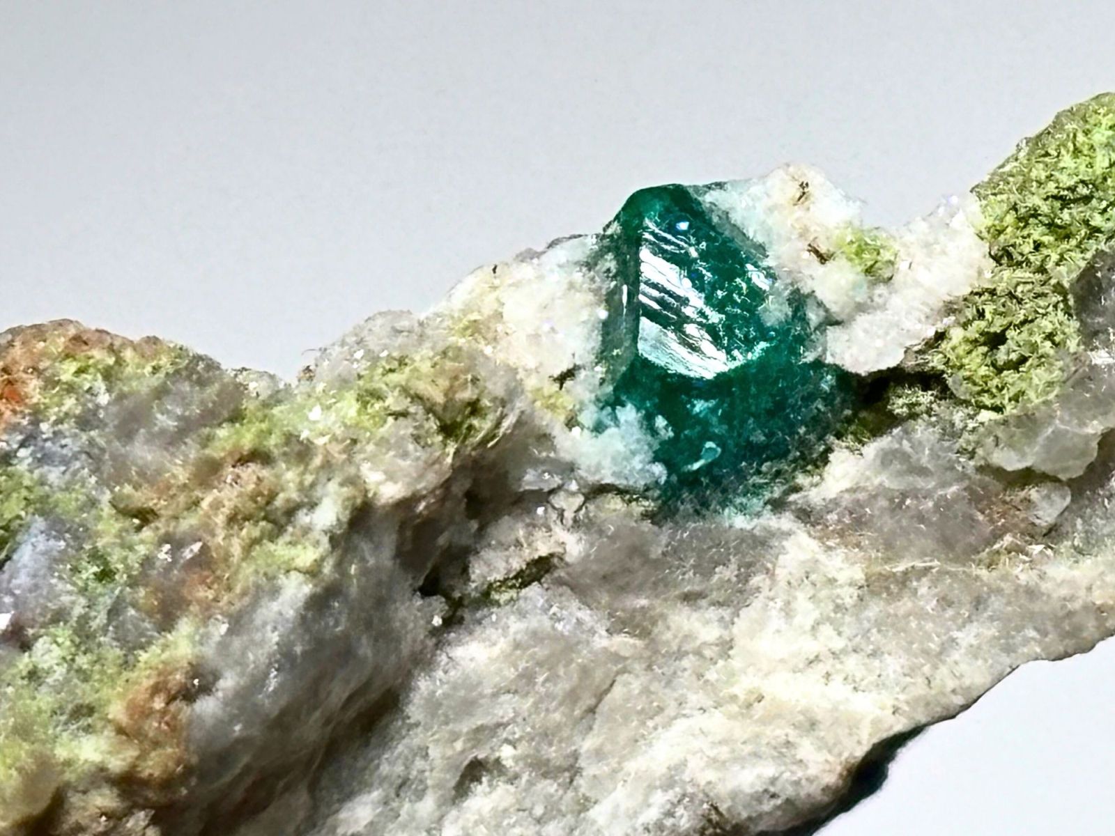 レア！ カザフスタン産 ダイオプテーズ/Dioptase (翠銅鉱)