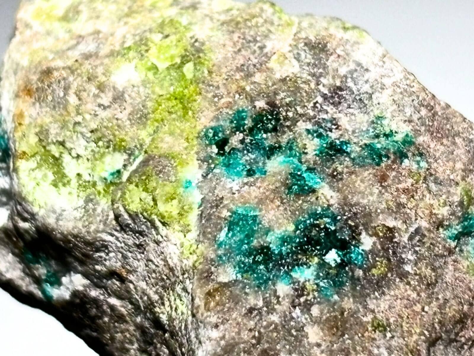 レア！ カザフスタン産 ダイオプテーズ/Dioptase (翠銅鉱)