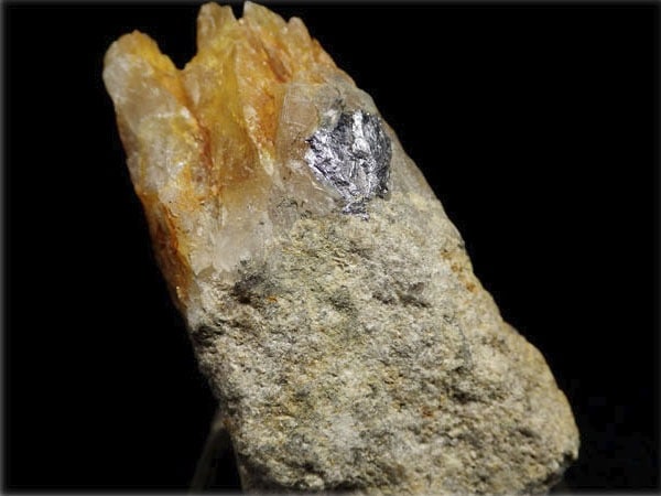 山梨県乙女鉱山産 輝水鉛鉱