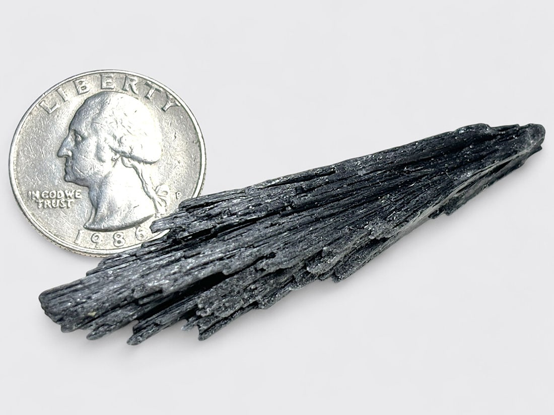 ブラジル産 ブラックカイヤナイト ( 藍晶石 ) / Black Kyanite