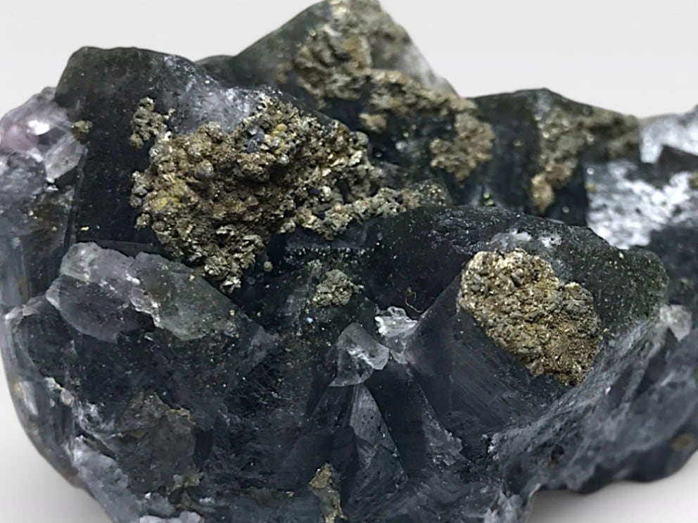 福建省産 フローライト (パイライト/マーカサイト共生) / Fluorite with Pyrite & Marcasite 【強蛍光】