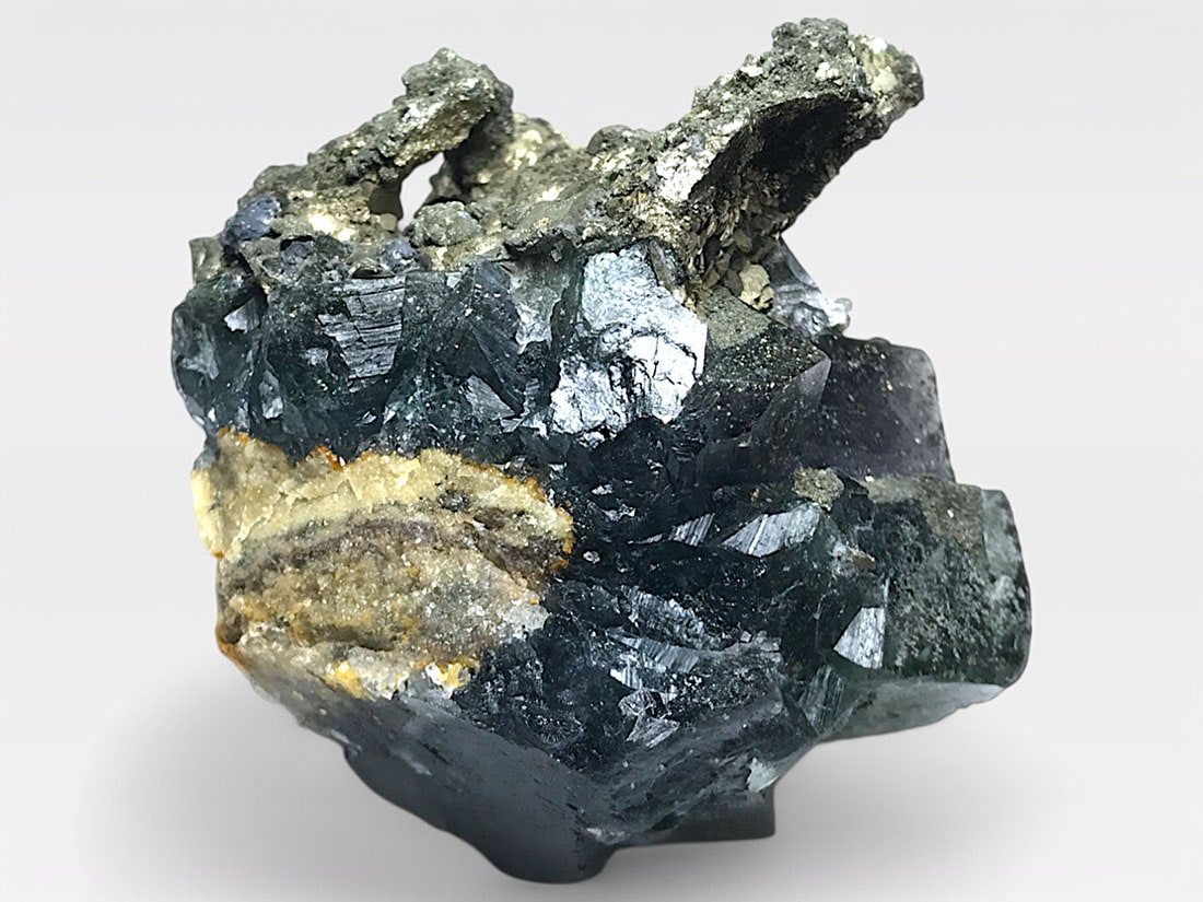 福建省産 フローライト (パイライト/マーカサイト共生) / Fluorite with Pyrite & Marcasite 【強蛍光】