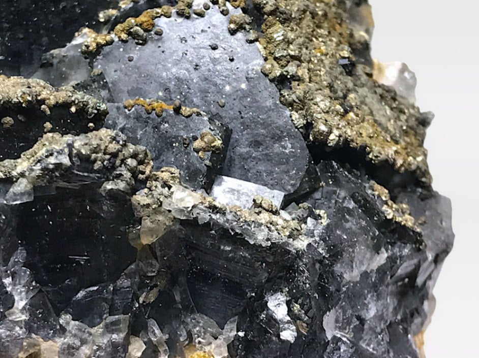 福建省産 フローライト (パイライト/マーカサイト共生) / Fluorite with Pyrite & Marcasite 【強蛍光】