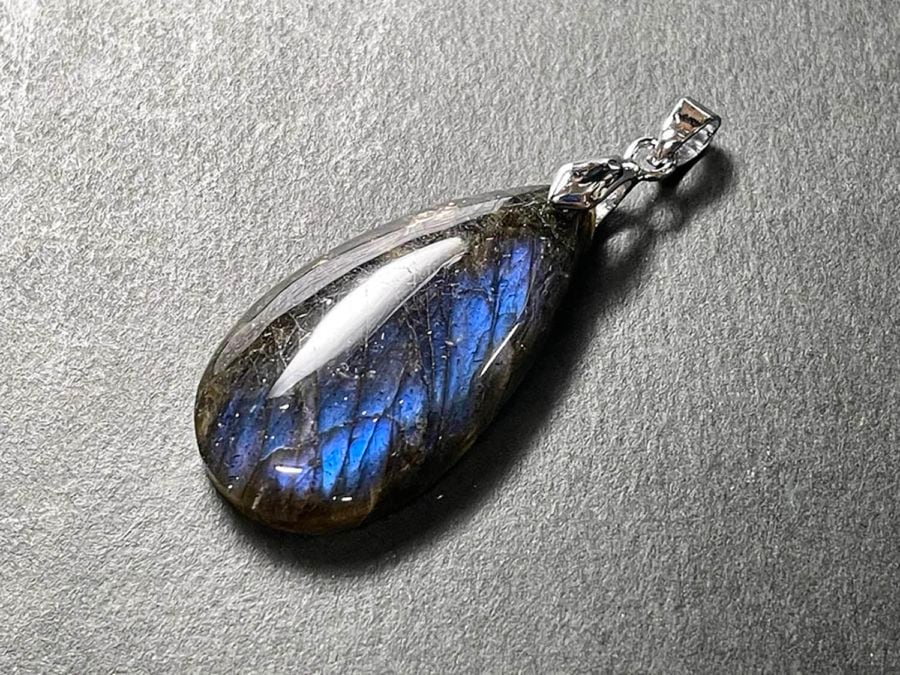 ラブラドライトに黒いパールを咥えた蛇のペンダント INFINITE UROBOROS Pendant無限環蛇ペンダントCollaboration