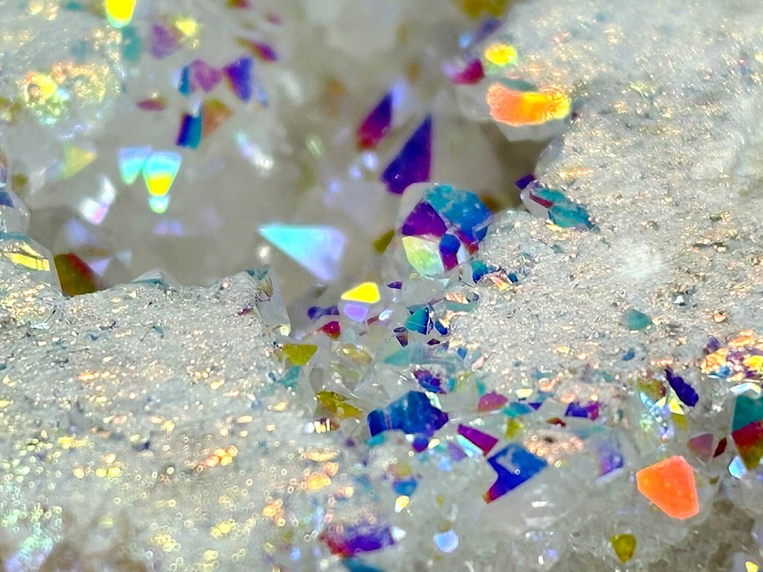 ブラジル産 オーラクォーツ ジオード/ Aura Quartz Geode