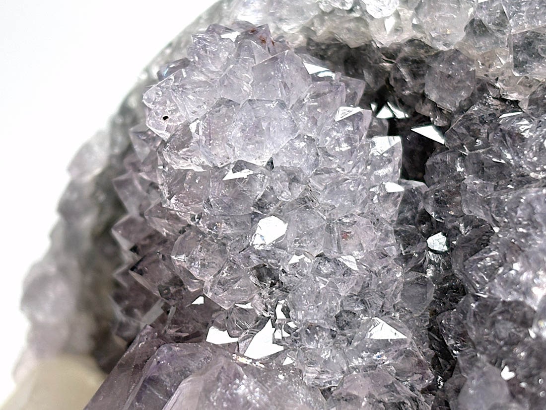 ウルグアイ産 アメジスト 自立式クラスター / Amethyst with Calcite ( カルサイト共生 )