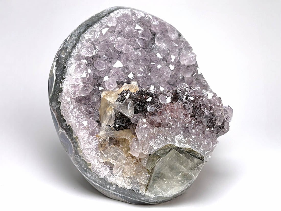 ウルグアイ産 アメジスト 自立式クラスター / Amethyst with Calcite ( カルサイト共生 )