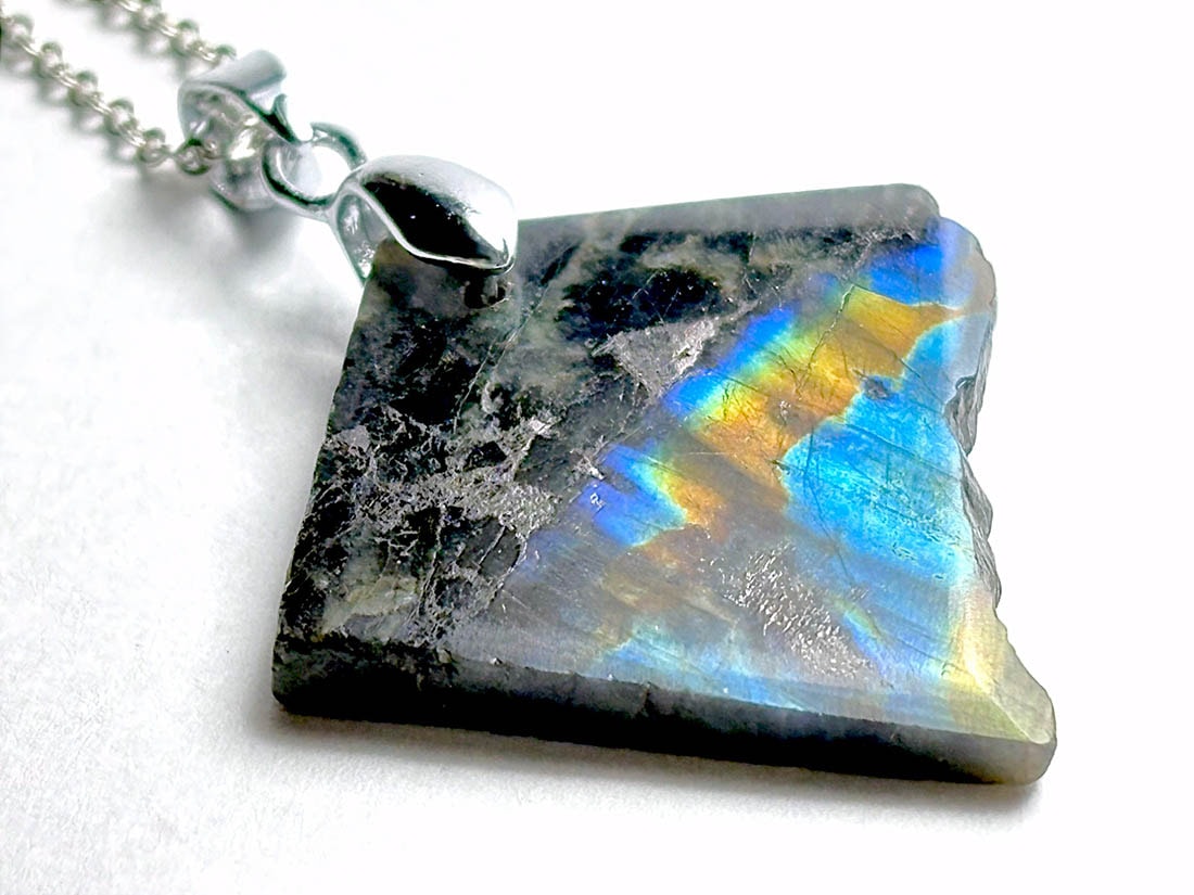 フィンランド・ユレマー産 スペクトロライト ペンダントトップ / Spectrolite