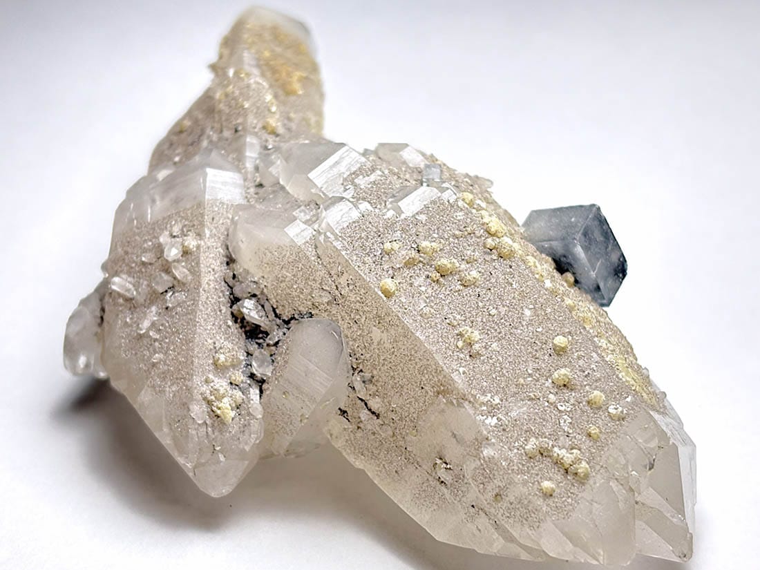 湖南省産 フローライト with 水晶・ ビスマシナイト ( 蛍石 ) / Fluorite