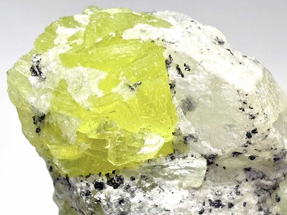 タンザニア・メレラニ産 プレナイト with カルサイト / Prehnite・Calcite