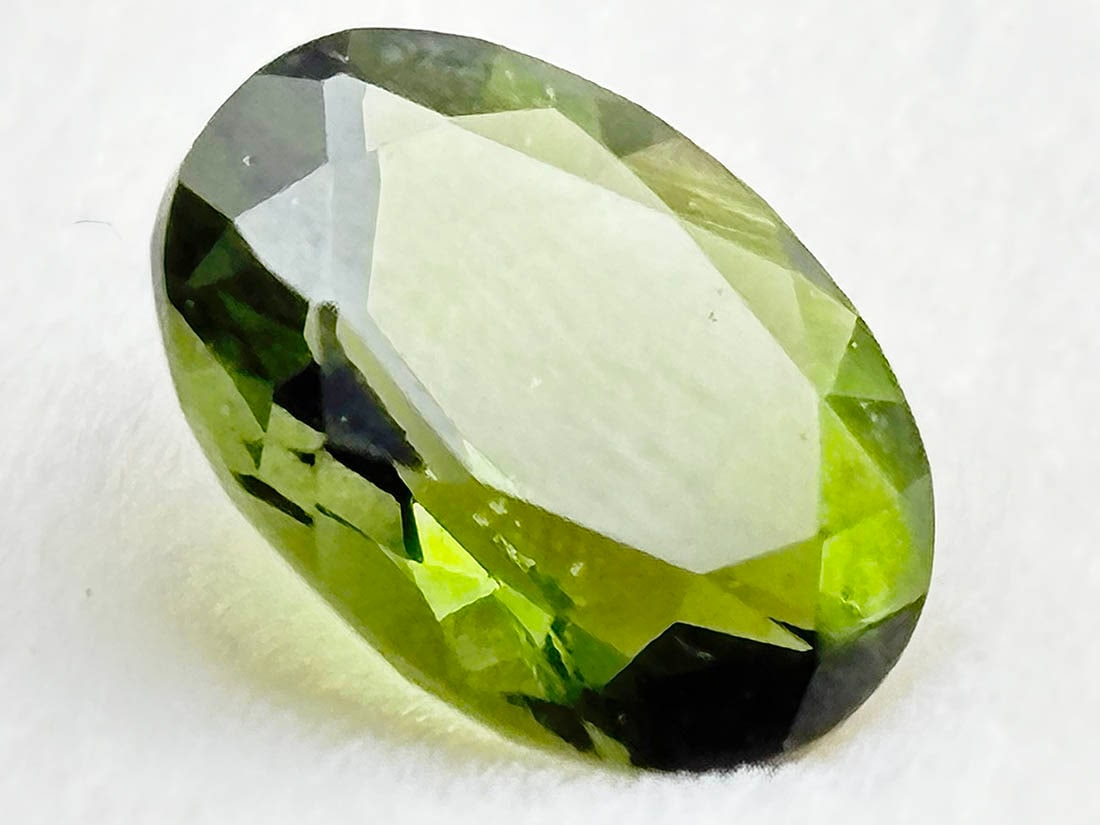 【鑑別書付き】チェコ産 モルダバイト 1.409ct ルース / Moldavite