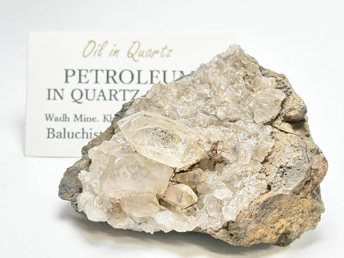 (蛍光) パキスタン産 石油入り水晶 (母岩付き)/ Petroleum in Quartz