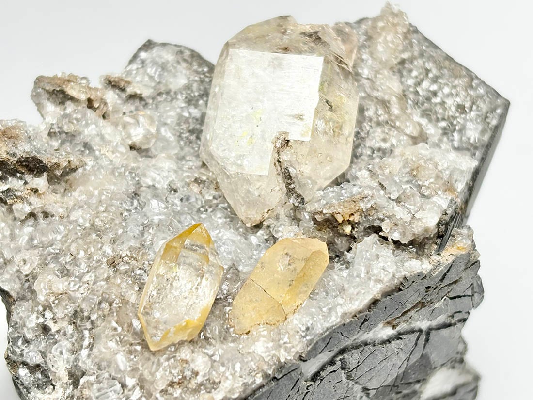 (蛍光) パキスタン産 石油入り水晶 (母岩付き)/ Petroleum in Quartz