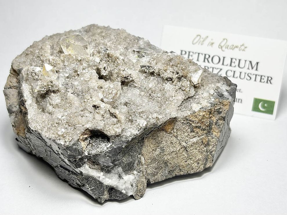 (蛍光) パキスタン産 石油入り水晶 (母岩付き)/ Petroleum in Quartz
