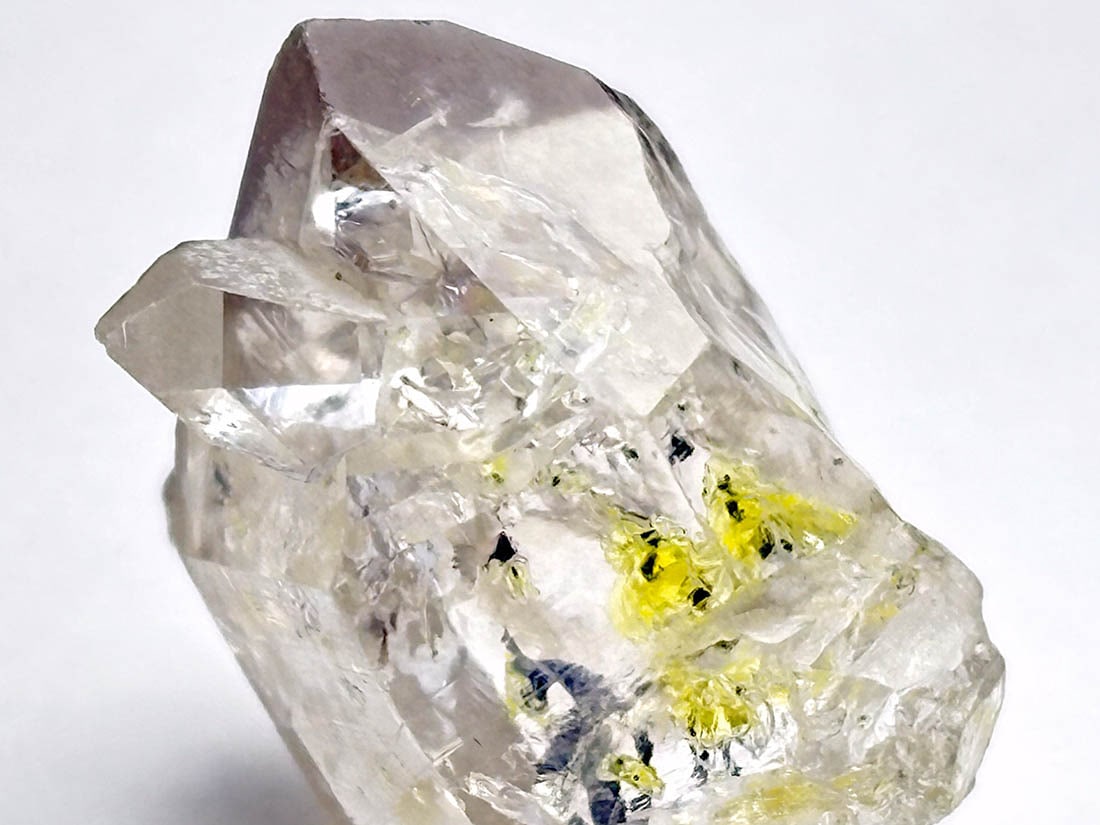 (蛍光) パキスタン産 石油入り水晶 / Petroleum in Quartz