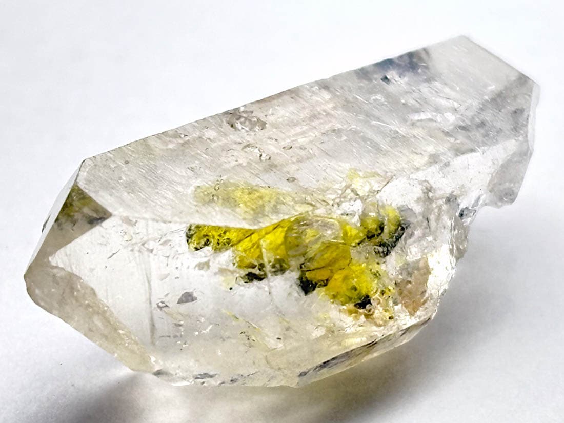 (蛍光) パキスタン産 石油入り水晶 / Petroleum in Quartz