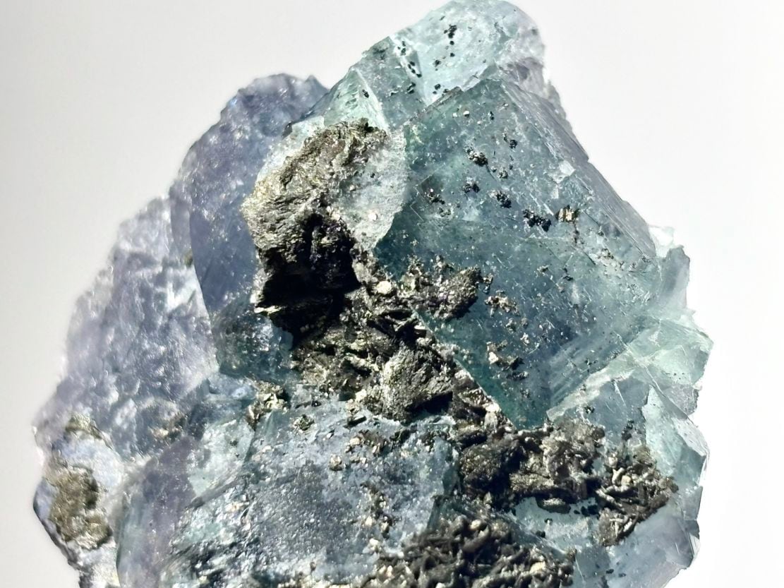 福建省産 フローライト (パイライト/マーカサイト共生) / Fluorite with Pyrite & Marcasite 【強蛍光】