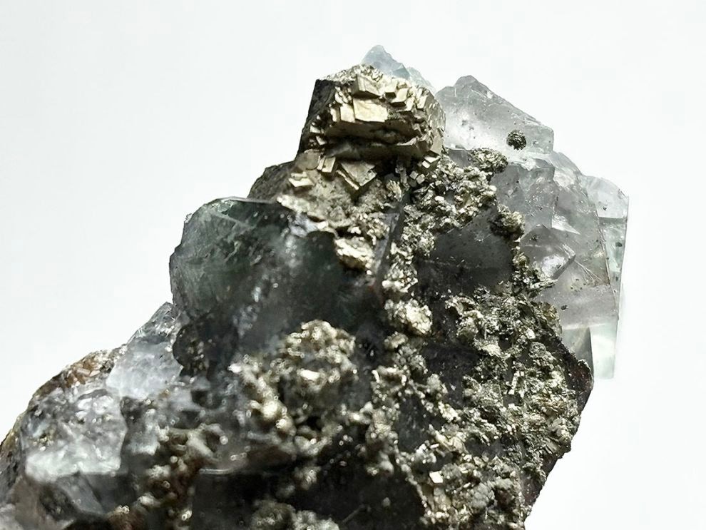 福建省産 フローライト (パイライト/マーカサイト共生) / Fluorite with Pyrite & Marcasite 【強蛍光】