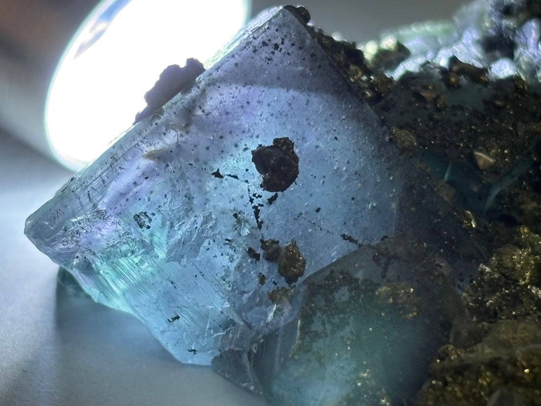 福建省産 フローライト (パイライト/マーカサイト共生) / Fluorite with Pyrite & Marcasite 【強蛍光】