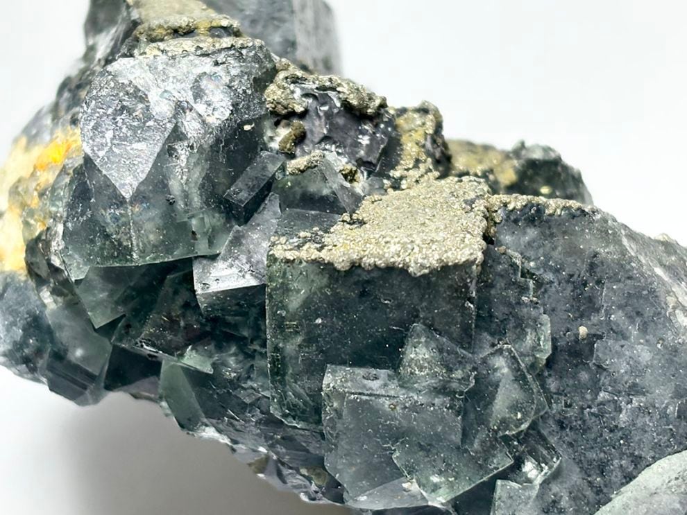 福建省産 フローライト (パイライト/マーカサイト共生) / Fluorite with Pyrite & Marcasite 【強蛍光】